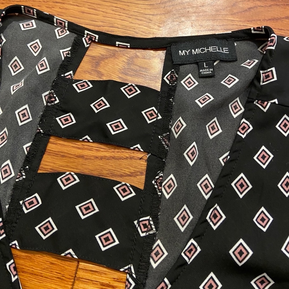 Diamond Patterned Ladder-back Blouse - Picture 5 of 6